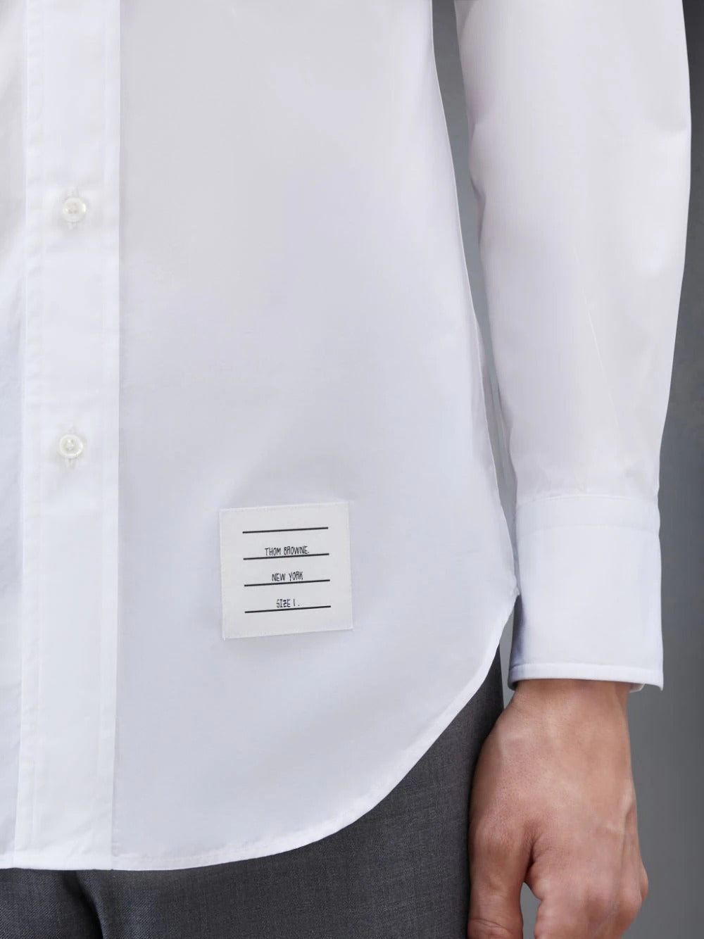 chi tiết THOM BROWNE WHITE POPLIN ARMBAND CLASSIC SHIRT MWL150E-03113-100