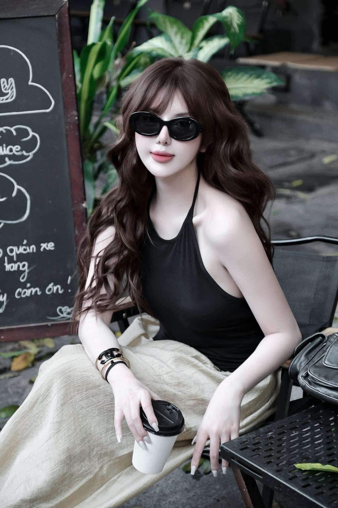 nữ đeo kính CELINE TRIOMPHE 01 SUNGLASSES IN ACETATE BLACK/BLACK 4S194CPLB.38BL