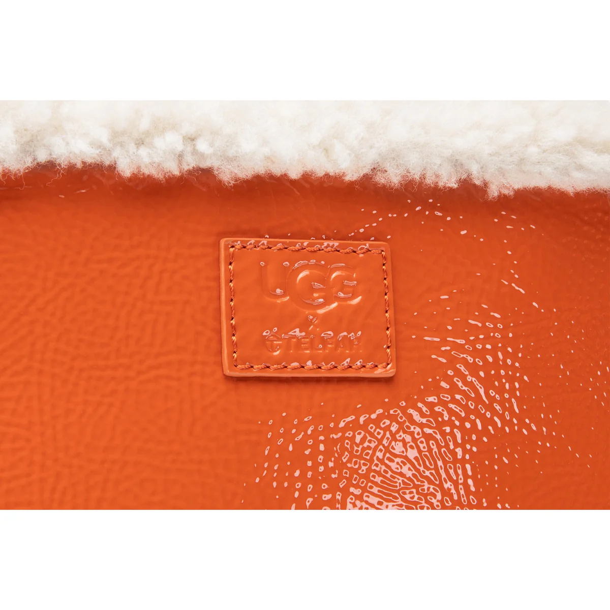 logo túi UGG x TELFAR MEDIUM SHOPPER CRINKLE SPICY PUMPKIN