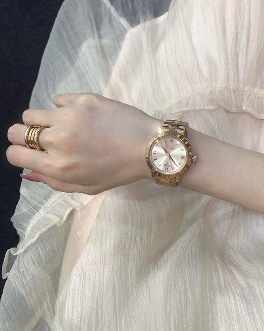 mẫu nữ đeo đồng hồ VIVIENNE WESTWOOD BLOOMSBURY ROSE GOLD WATCH VV152RSRS