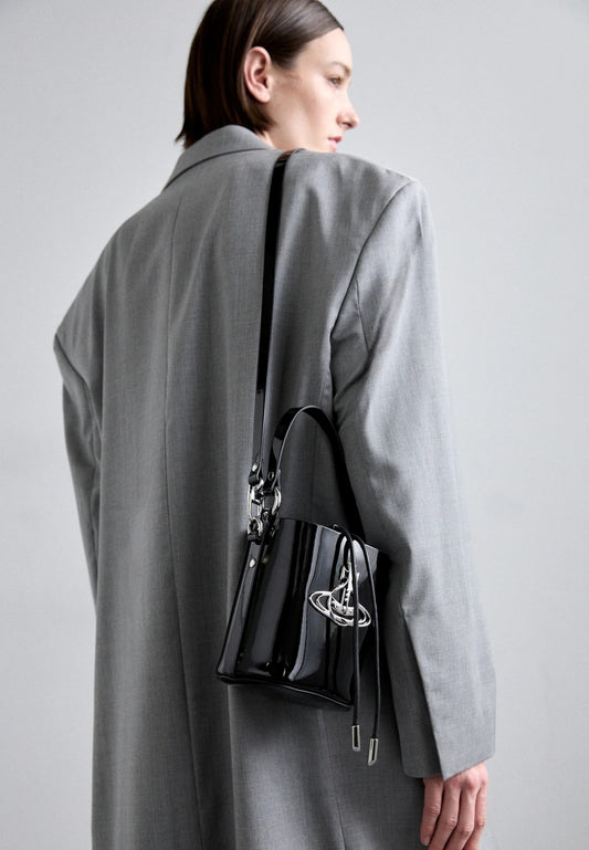 mẫu đeo túi VIVIENNE WESTWOOD DAISY SMALL DRAWSTRING BUCKET BAG 43020023-l001o-pf