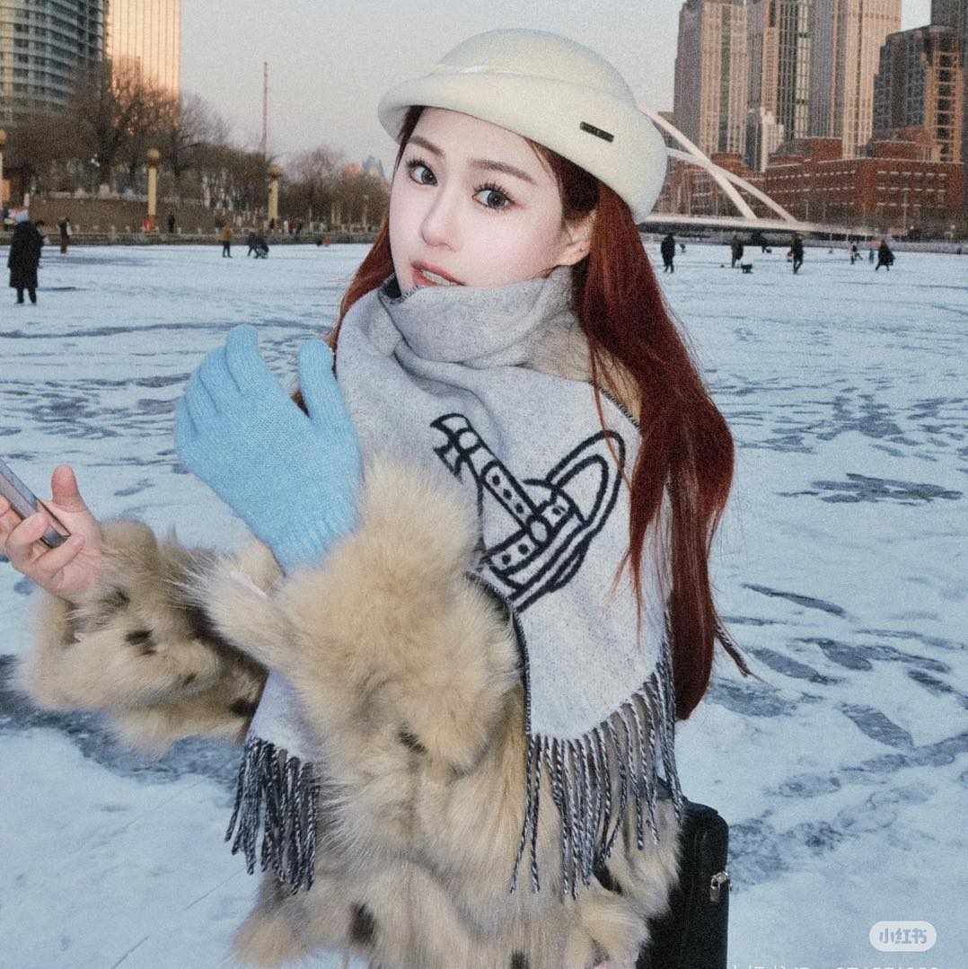 nữ đeo khăn Vivienne Westwood Double Logo Scarf Off-White 81030006-W00ZH 8050889977346