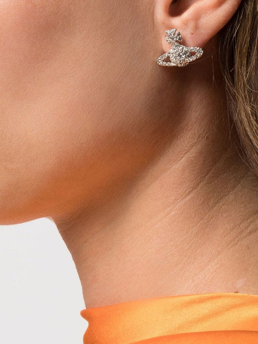 mẫu đeo khuyên tai VIVIENNE WESTWOOD GRACE BAS RELIEF STUD EARRINGS SILVER 62010124-02p116-cn