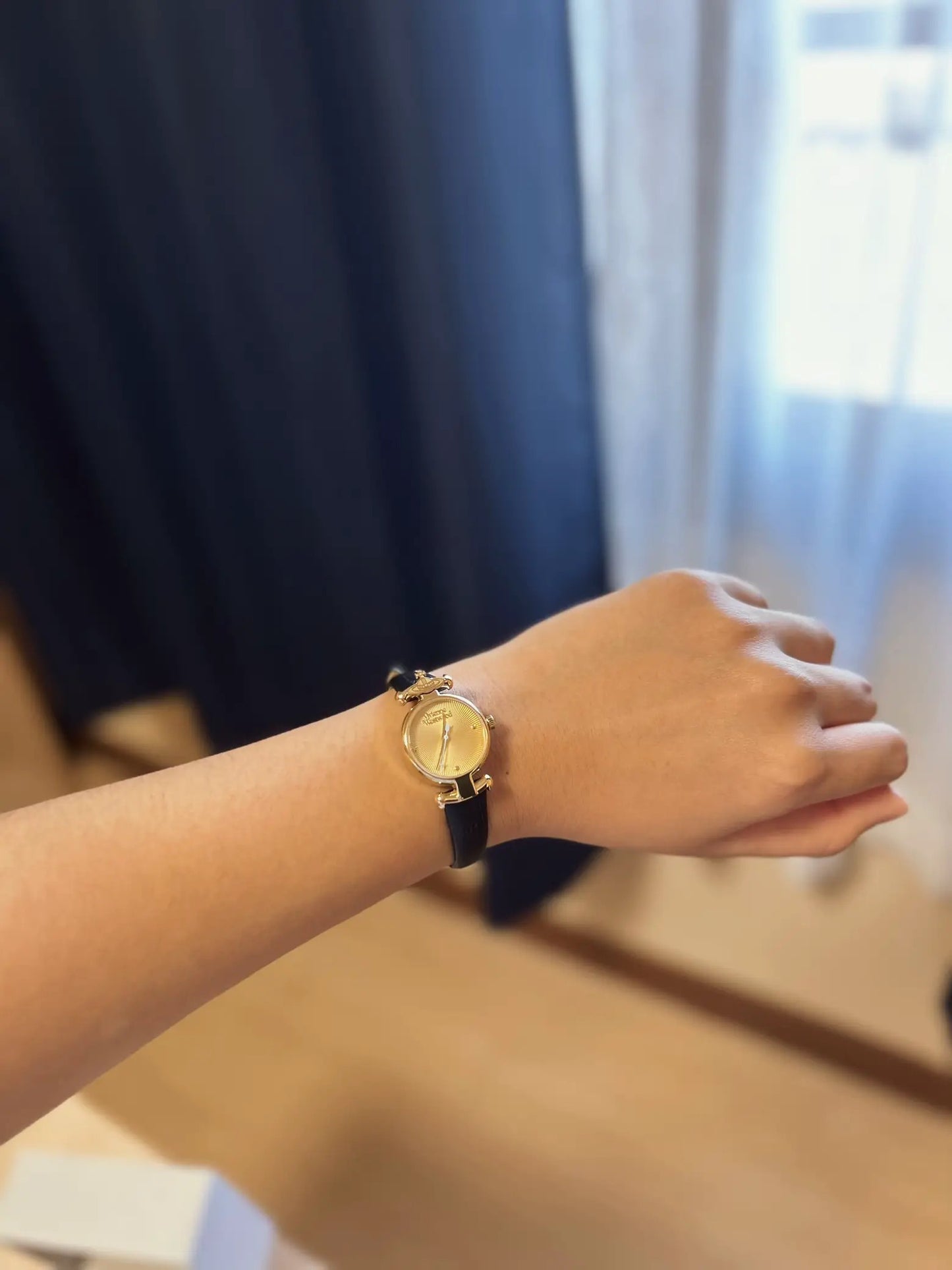 mẫu đeo đồng hồ VIVIENNE WESTWOOD LADIES MAIDA WATCH VV090CHBR