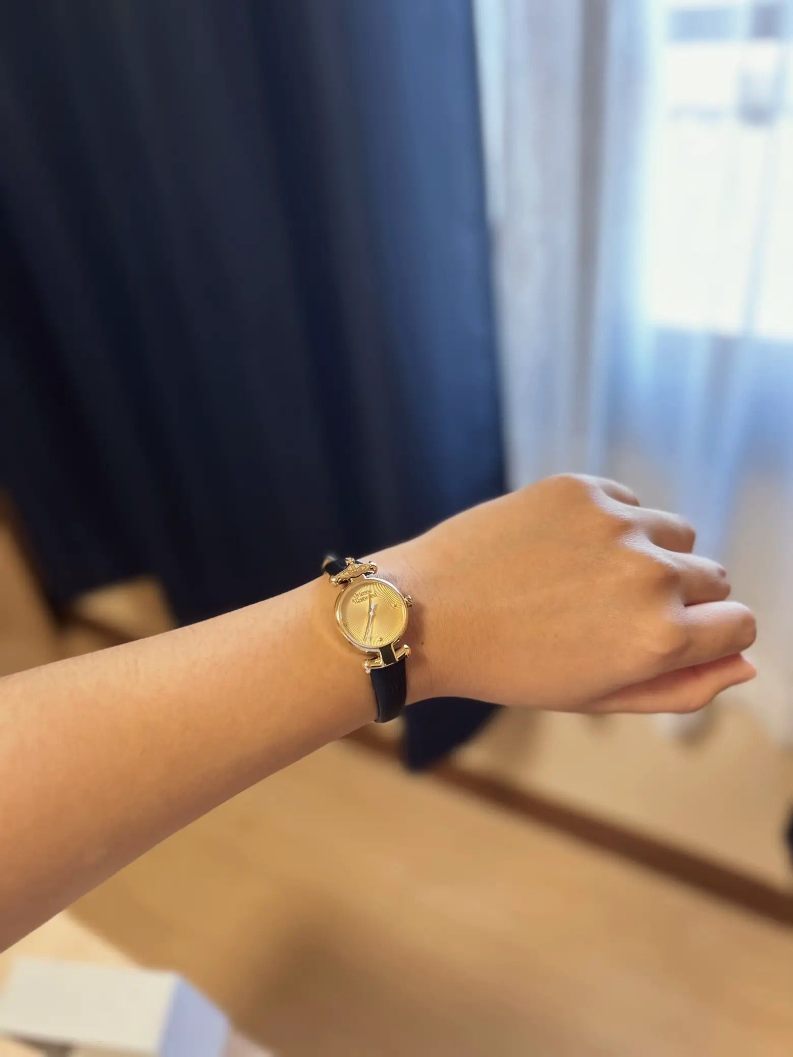 mẫu đeo đồng hồ VIVIENNE WESTWOOD LADIES MAIDA  WATCH VV090CHBR