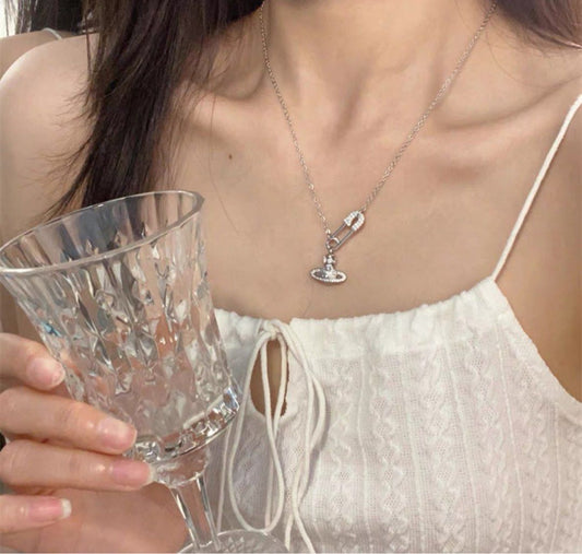 mẫu mang VIVIENNE WESTWOOD LUCRECE PENDANT SILVER 63020291-02p102-im