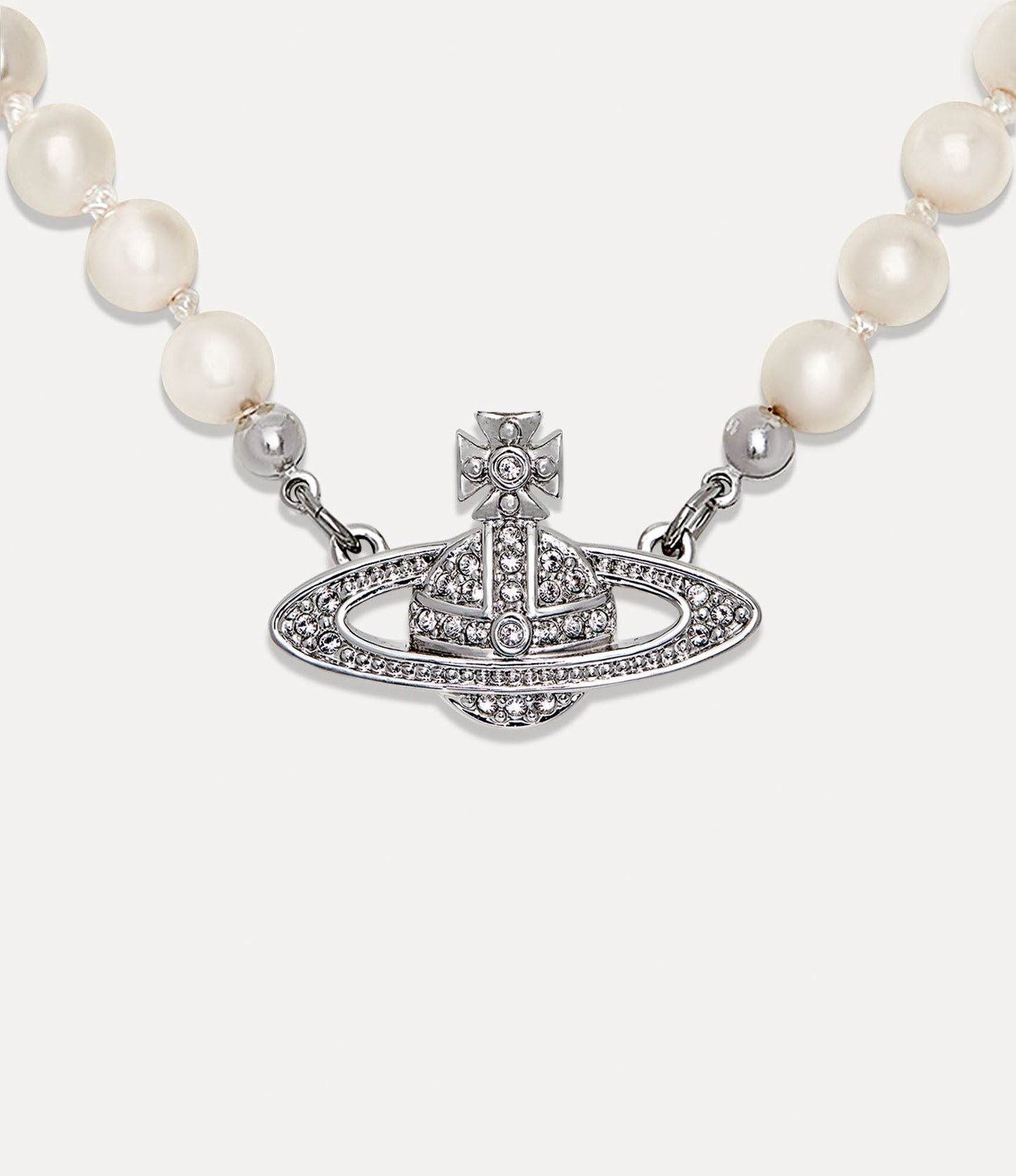 chi tiết vòng cổ mẫu mang VIVIENNE WESTWOOD MAN. MINI BAS RELIEF PEARL NECKLACE 63010100-02p104-cn