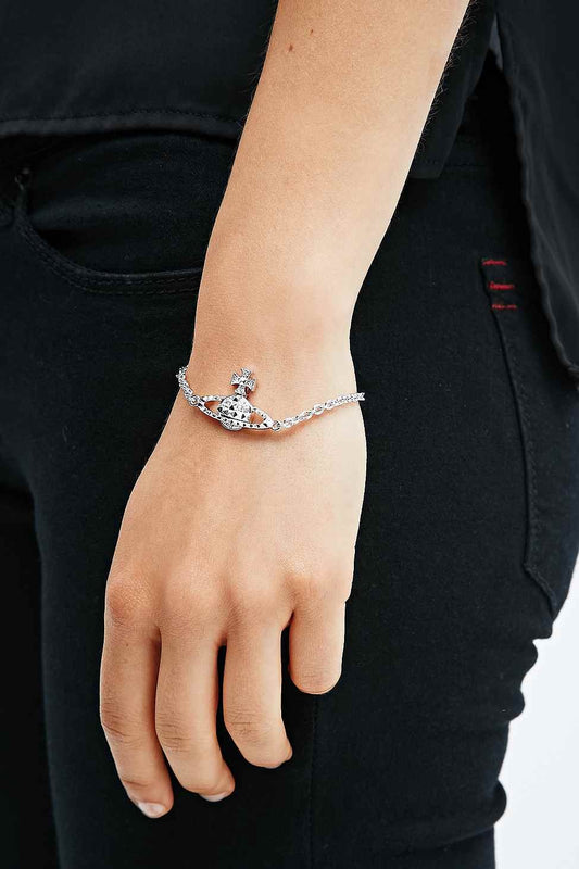 mẫu đeo VIVIENNE WESTWOOD MAYFAIR BAS RELIEF BRACELET SILVER 61020032-02w110-my