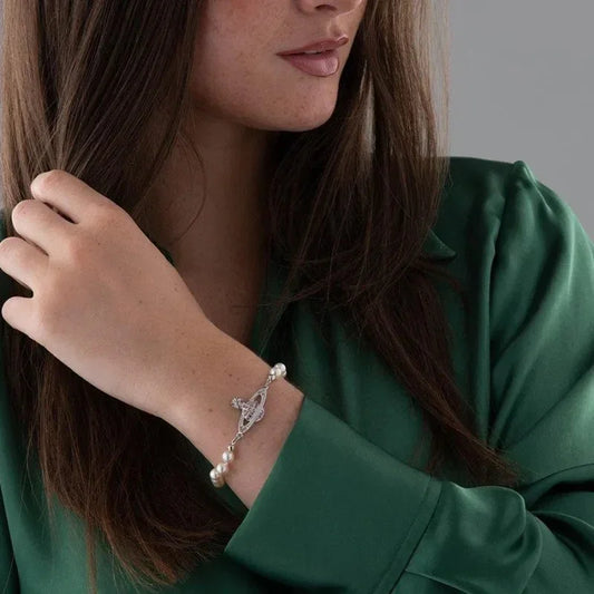 mẫu mang VIVIENNE WESTWOOD MINI BAS RELIEF BRACELET ROSE PEARL 61030001-02P209-CN