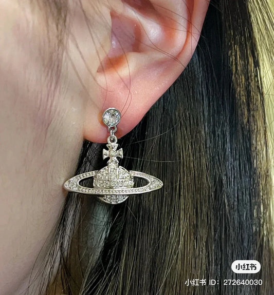 mẫu đeo VIVIENNE WESTWOOD MINI BAS RELIEF DROP EARRINGS SILVER 62020025-02p116-cn