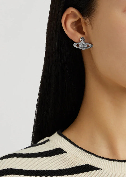 mẫu đeo khuyên tai VIVIENNE WESTWOOD MINI BAS RELIEF EARRINGS SILVER 62020033-02p116-cn
