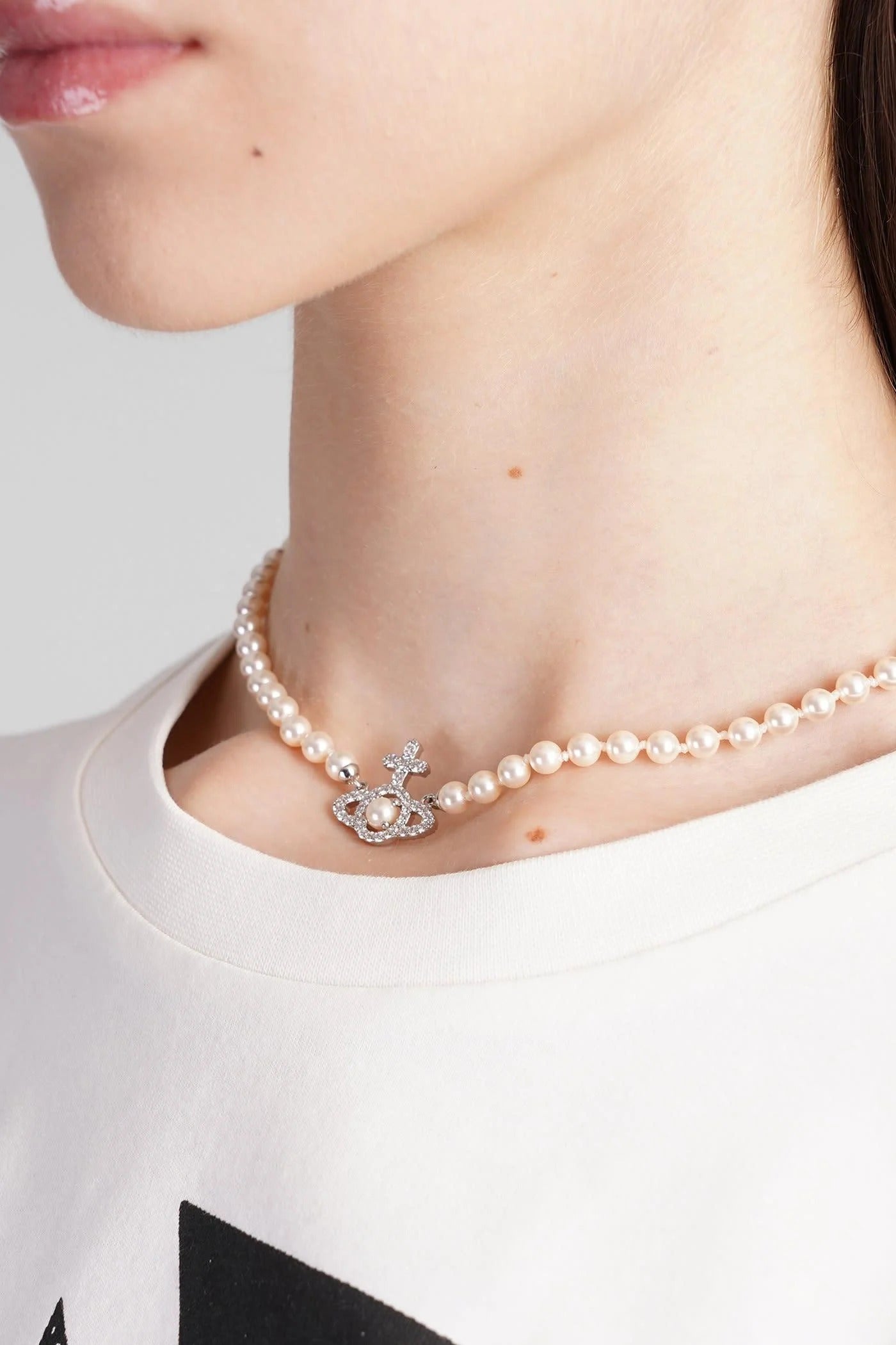wearing Vivienne Westwood Olympia Pearl Necklace Silver 6301011P-02P583 8053195082988