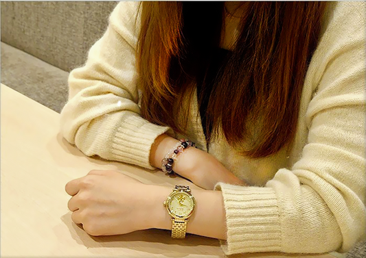 mẫu đeo đồng hồ VIVIENNE WESTWOOD PRIMROSE GOLD WATCH VV051CPGD