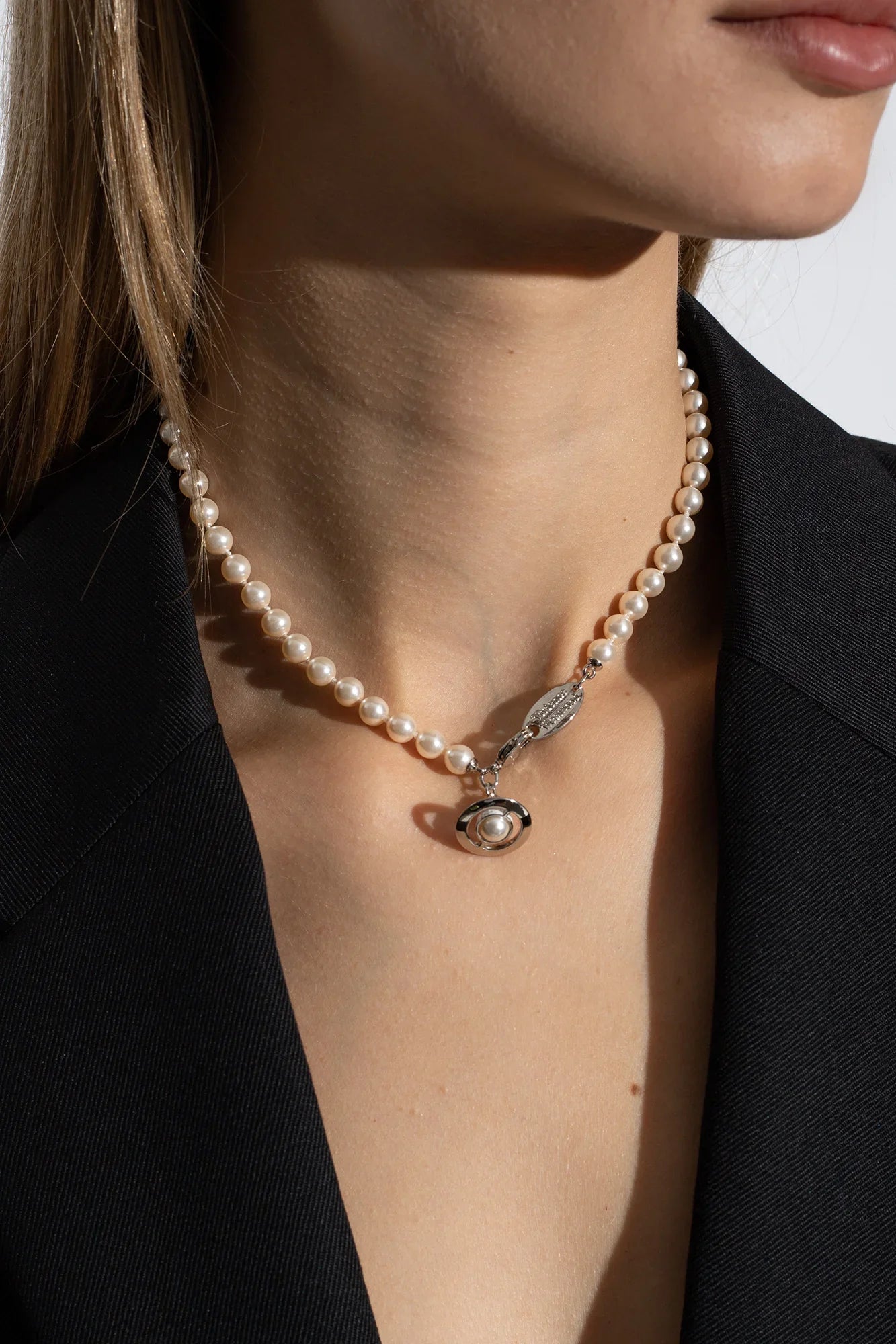 mẫu nữ đeo vòng cổ VIVIENNE WESTWOOD SIMONETTA PEARL NECKLACE PLATINUM 63010085-02P113-CN