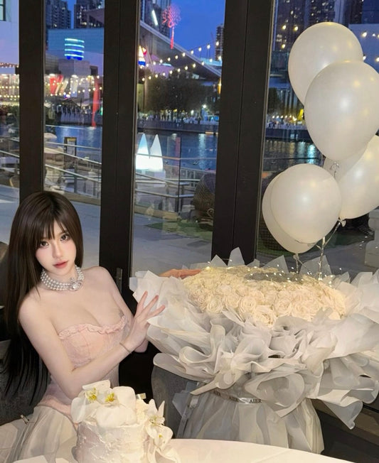 mẫu nữ đeo vòng cổ VIVIENNE WESTWOOD THREE ROW PEARL BAS RELIEF CHOKER PLATINUM 63030007-02p127-cn authentic tại blankroom