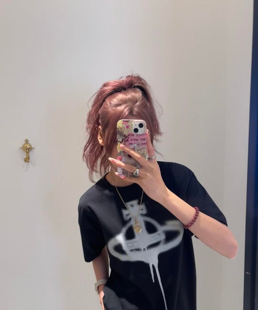 mẫu mặc áo chi tiết VIVIENNE WESTWOOD WHITE SPRAY ORB CLASSIC T-SHIRT BLACK 3g010014-j001m-go authentic tại blankroom