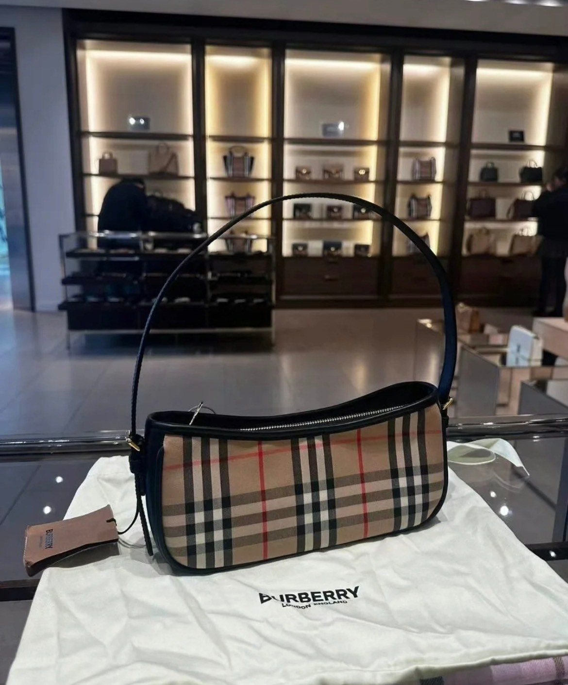 túi kẹp nách BURBERRY VINTAGE CHECKED CAMEL AND BLACK SLING BAG 80788371 authentic hàng hiệu tại hà nội, sài gòn, tp hcm, việt nam