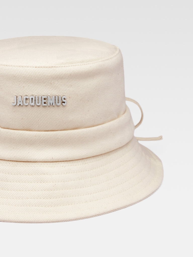 JACQUEMUS LE BOB GADJO LES CLASSIQUES KNOTTED BUKET HAT OFF-WHITE BlankRoom
