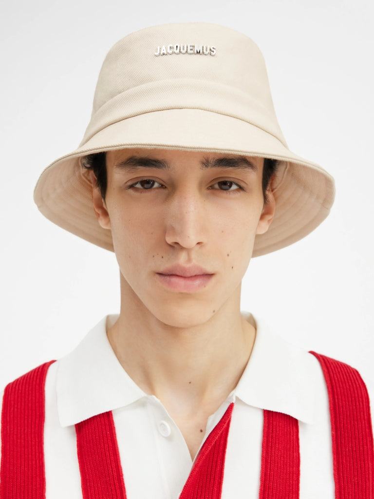 JACQUEMUS LE BOB GADJO LES CLASSIQUES KNOTTED BUKET HAT OFF-WHITE BlankRoom