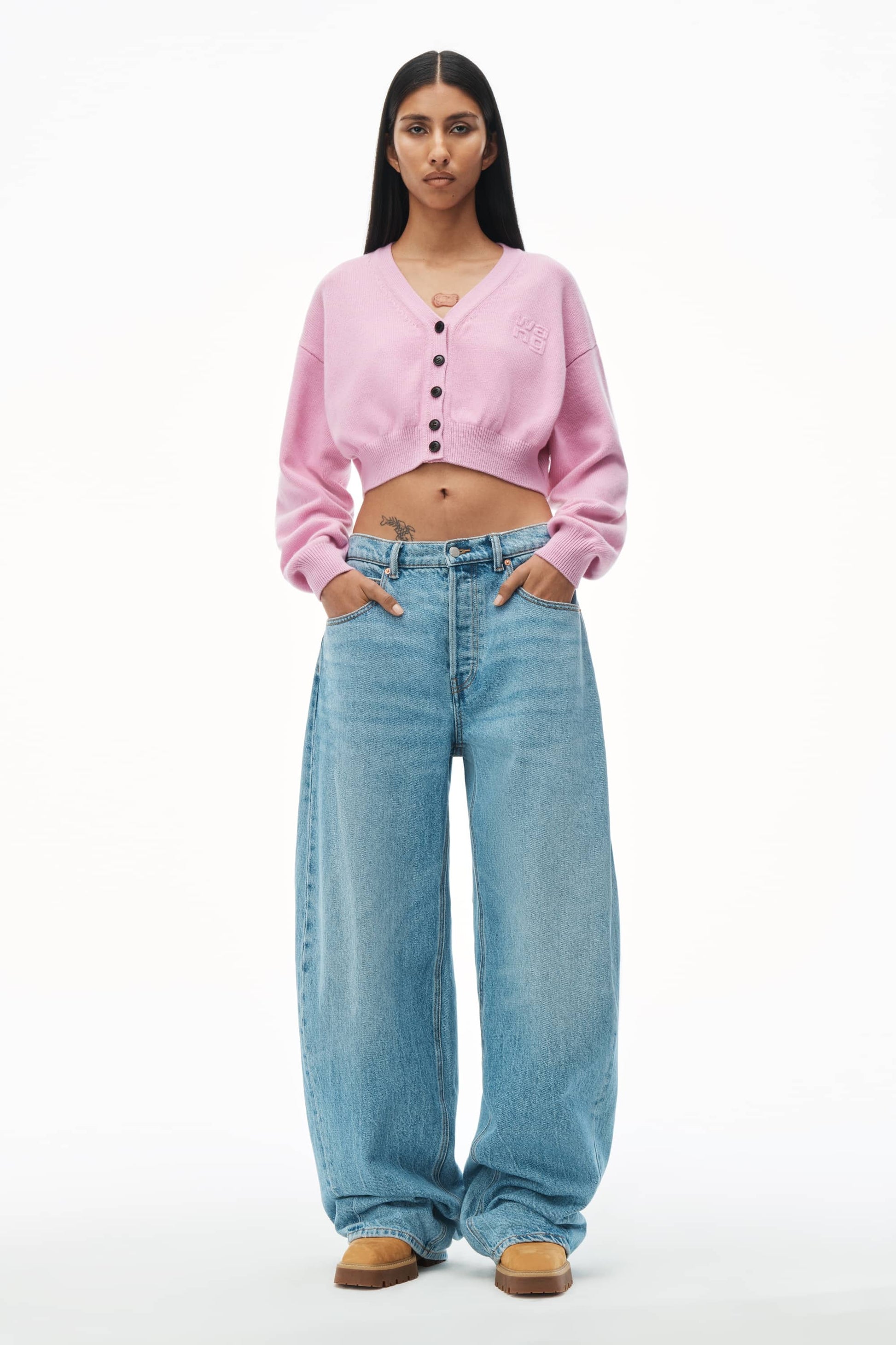 mẫu mặc áo Alexander Wang Pink Lavender Cropped V‑Neck Cardigan 4KC2243005697A