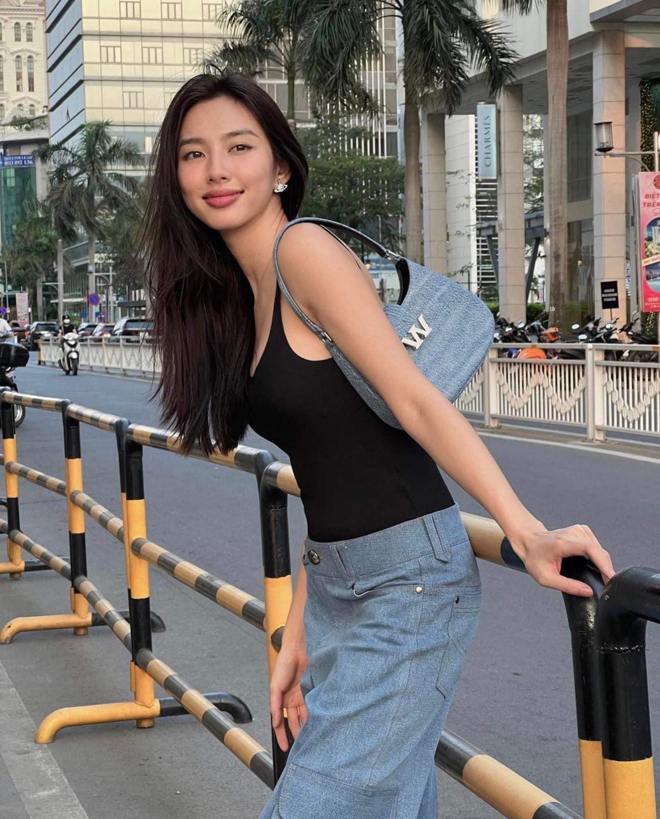 Thùy Tiên đeo túi ALEXANDER WANG W LEGACY SMALL HOBO BAG IN DENIM

