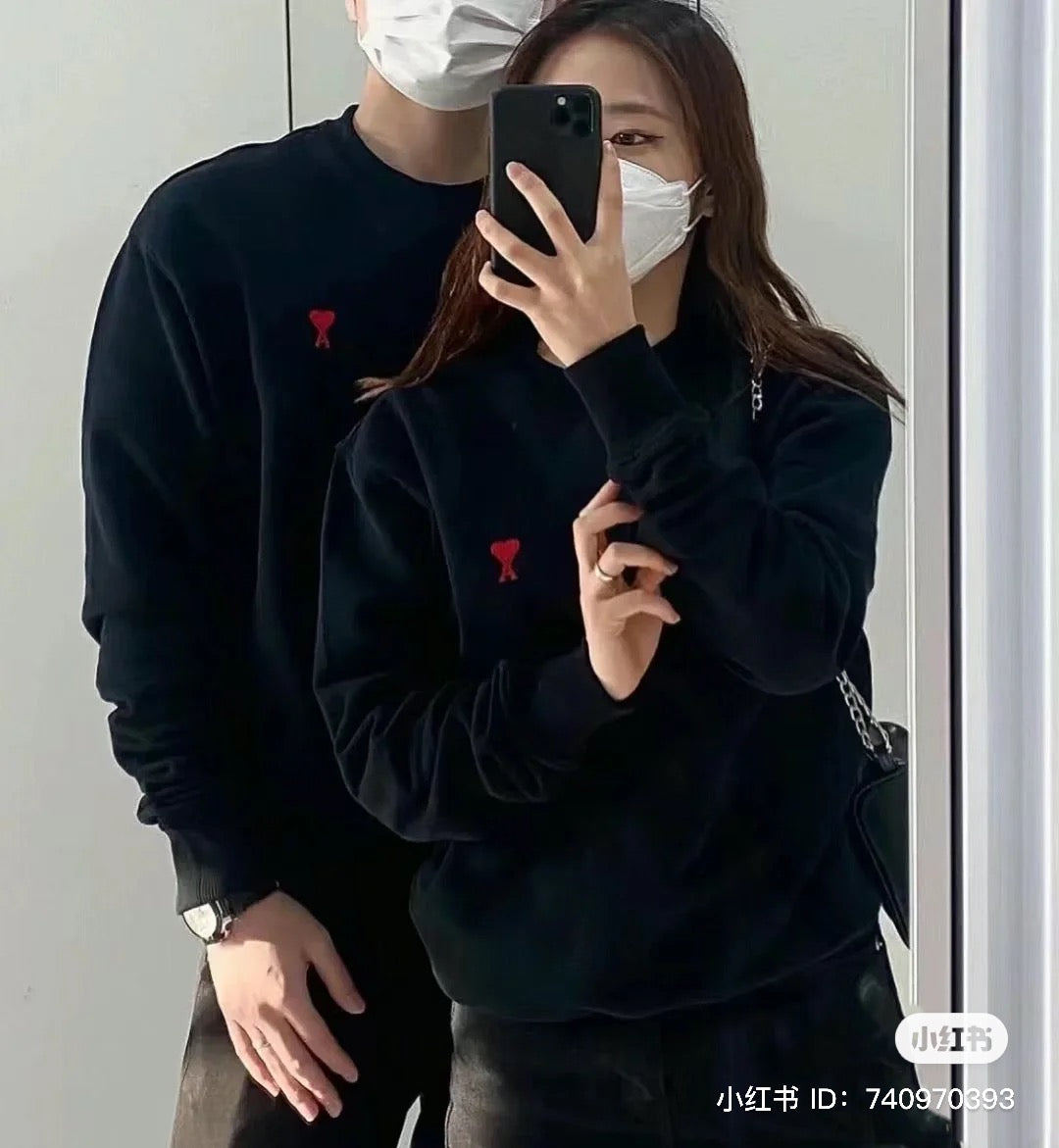 Ami De Coeur Black Small Logo Knit Sweater hàng hiệu Authentic có sẵn tại cửa hàng BlankRoom Việt Nam. Designer: BFHKS111.KIN0025 001.