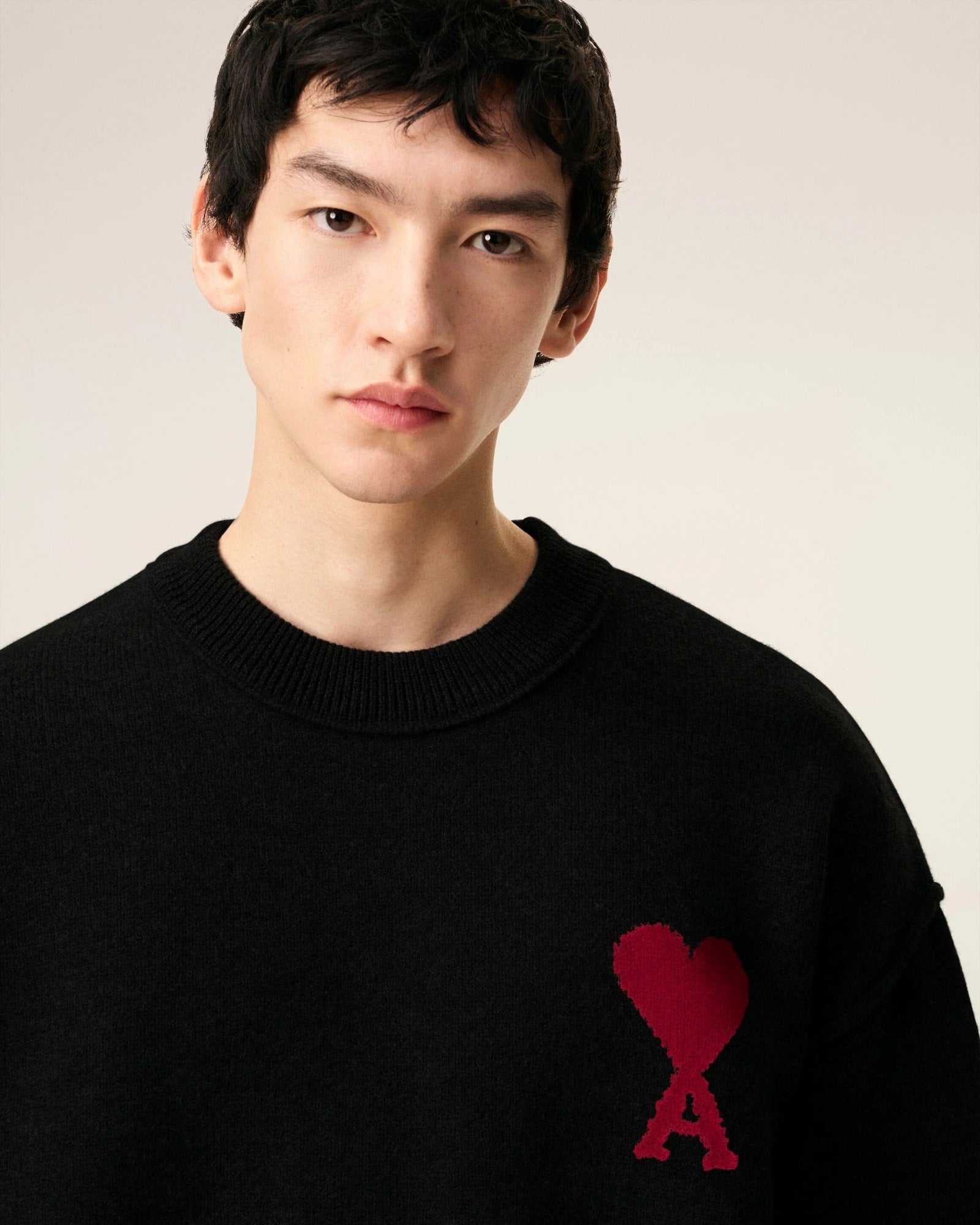 chi tiết cận chất liệu của áo Black Wool Ami De Coeur Crewneck Sweater UKS838.018.009