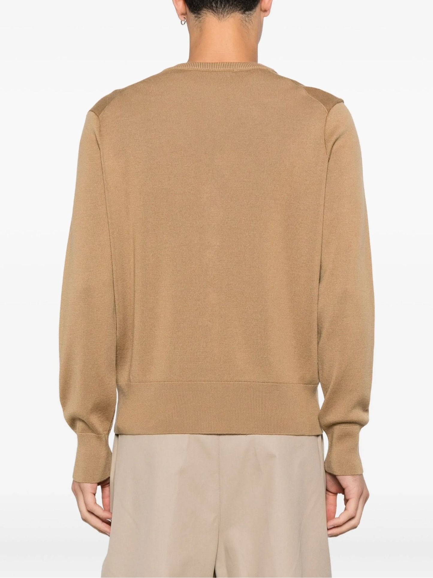 mặt đằng sau lưng áo