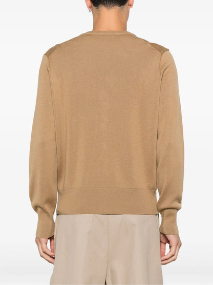 mặt đằng sau lưng áo