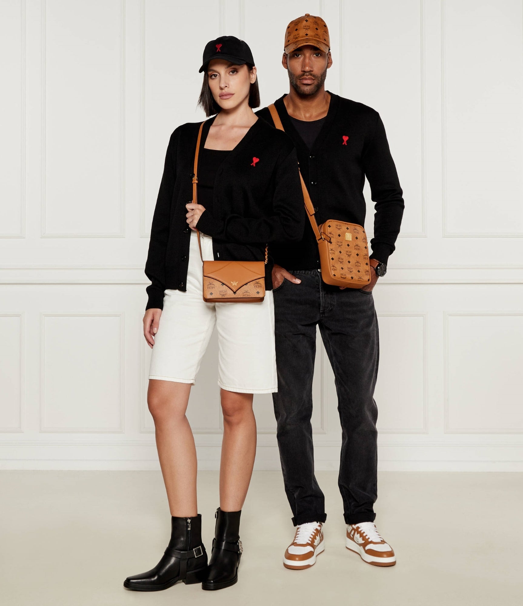 couple mặc áo Ami Paris Small Ami De Coeur Black Cardigan BFHKC001.001 001
