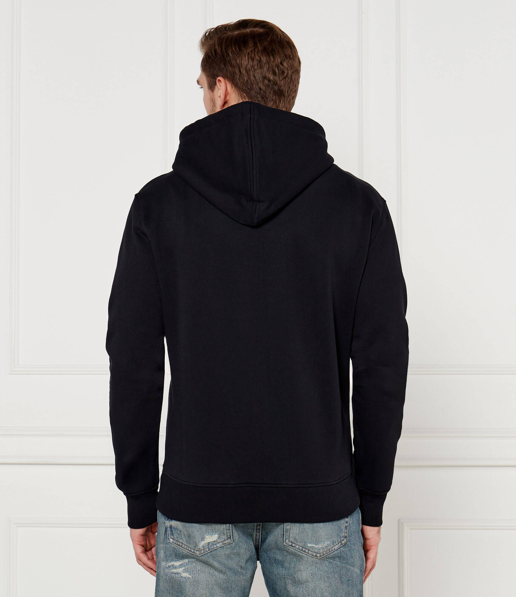 mặt đằng sau lưng áo