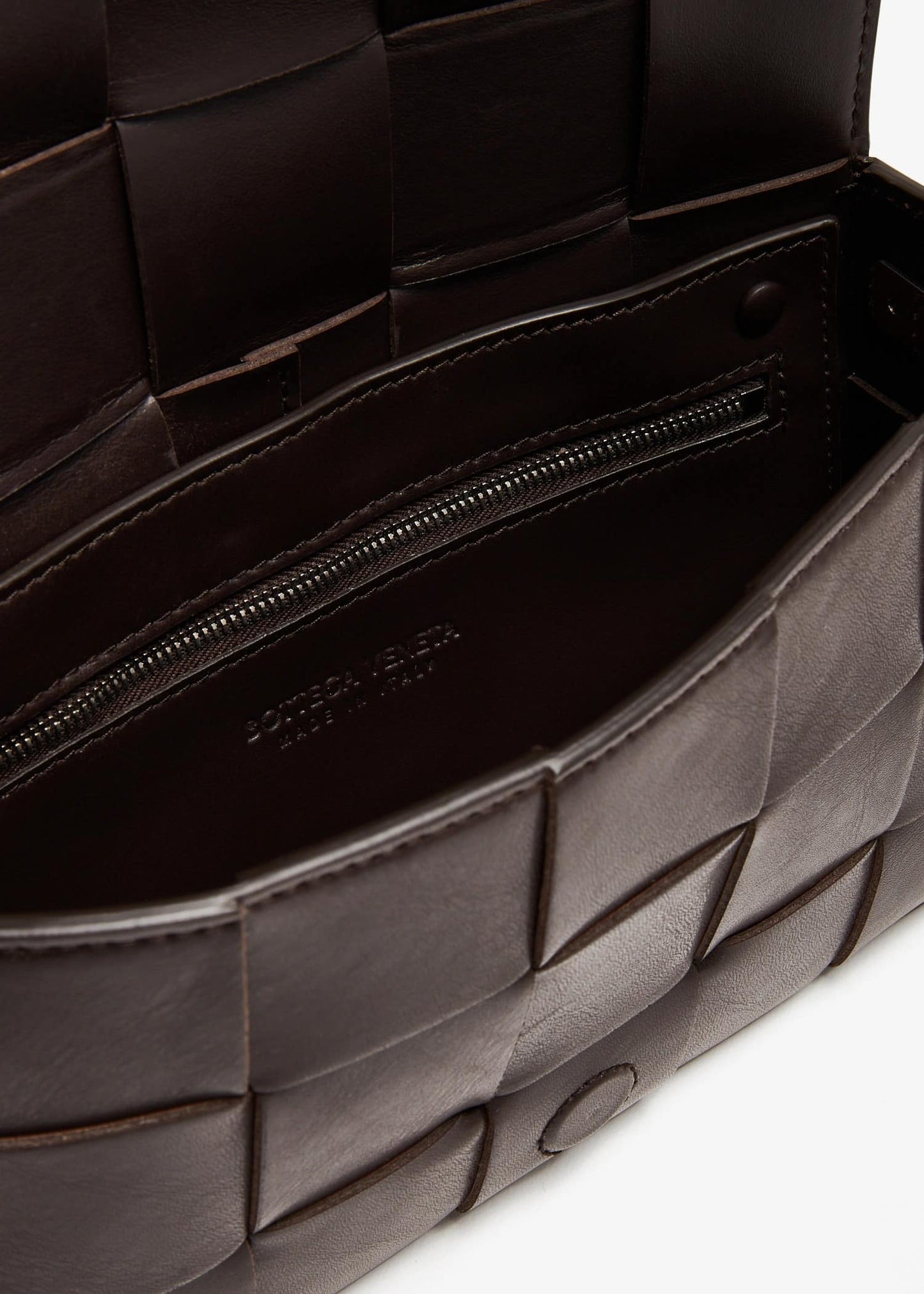 mặt bên trong túi