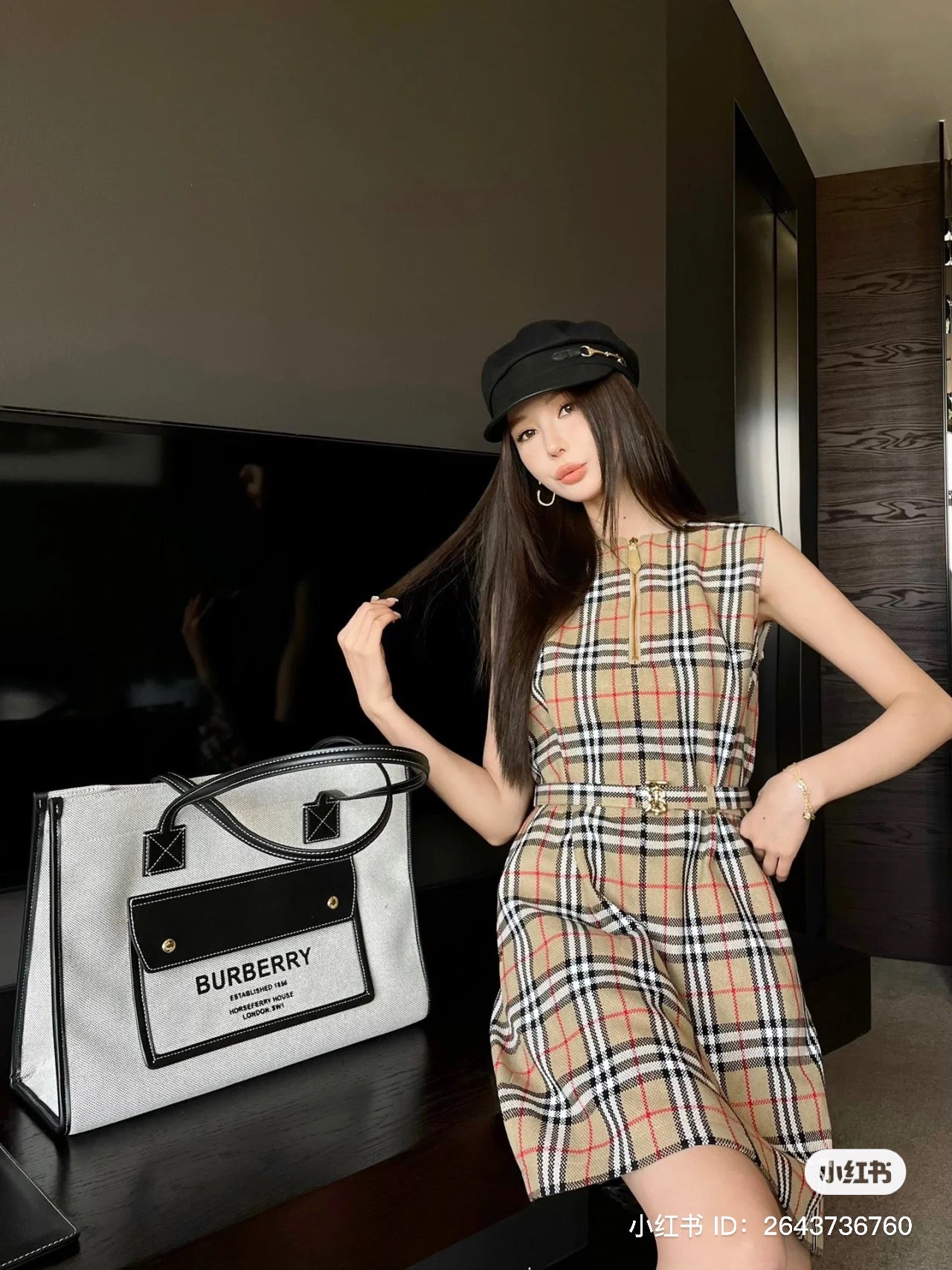 wearing BURBERRY TWO-TONE CANVAS MEDIUM FREYA TOTE IN 
GREY BLACK 80441281 