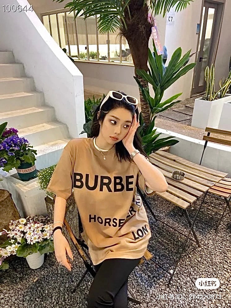 nữ mặc áo Burberry Carrick Horseferry T-Shirt In Beige 80805441