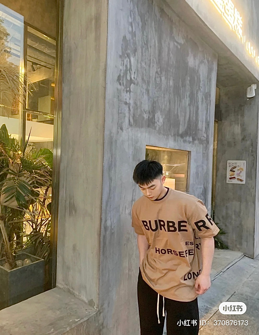 nam mặc áo Burberry Carrick Horseferry T-Shirt In Beige 80805441