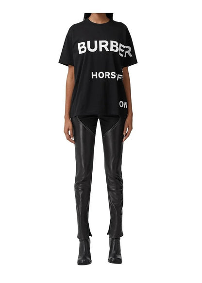 nữ mặc áo Burberry Horseferry Print Oversized T-Shirt In Black 8040694