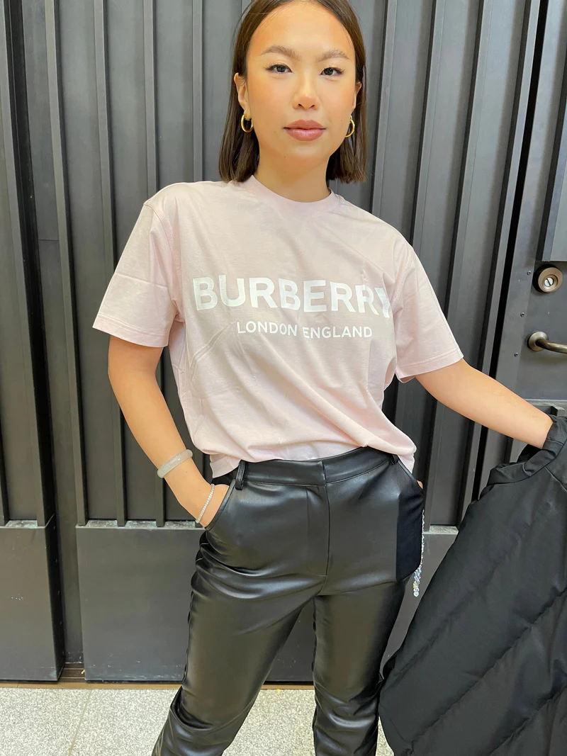 nữ mặc áo Burberry Logo Print T-Shirt In Pink/White 8036115