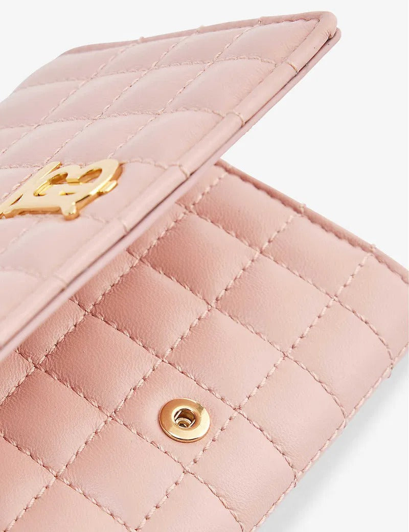 chi tiết cận chất liệu ví Burberry Lola Quilted Folding Wallet In Dusky Pink 80623691