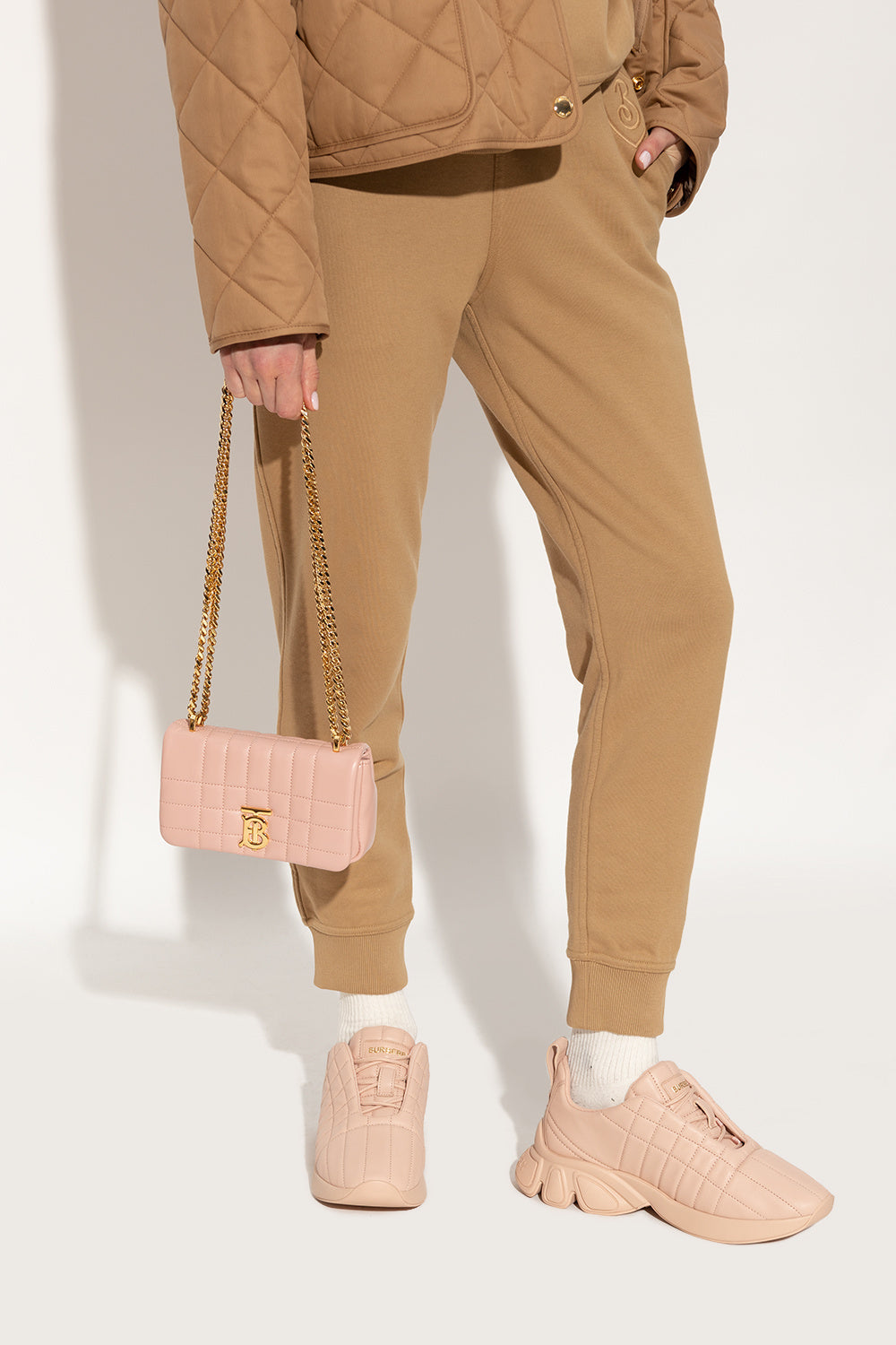 nữ mang túi BURBERRY MINI LOLA QUILTED LEATHER BAG IN PINK WITH GOLD HARDWARE 80630141