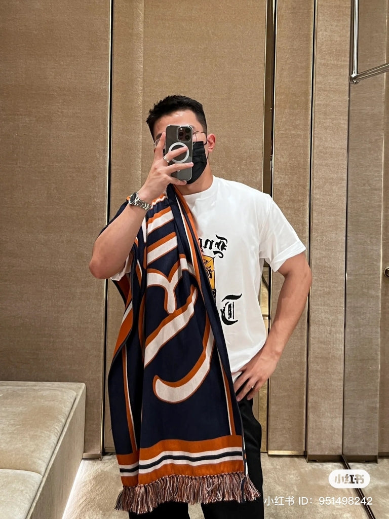 nam đeo khăn BURBERRY Printed Cotton-twill Scarf In Navy 8054987 