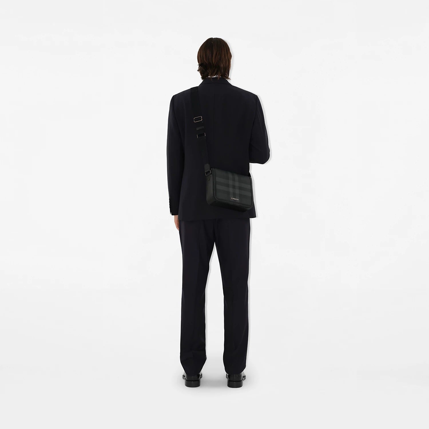 mẫu đeo túi BURBERRY SMALL ALFRED MESSENGER BAG CHARCOAL 80721731