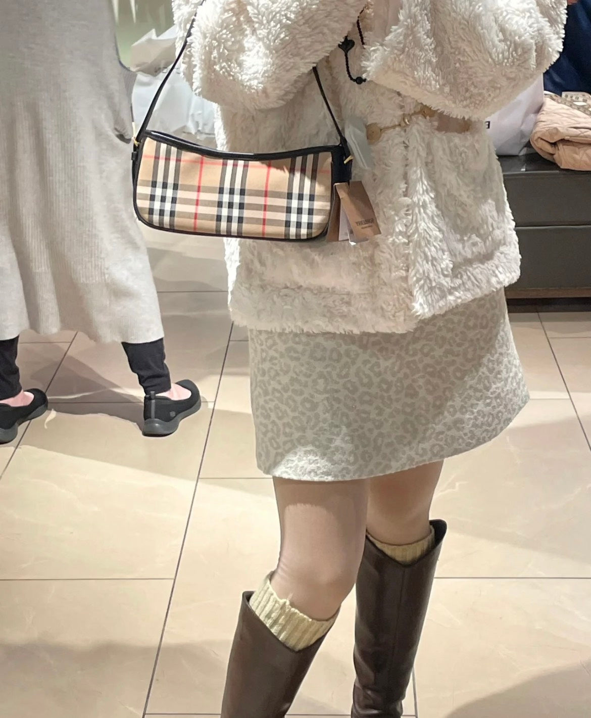 mẫu mang  BURBERRY VINTAGE CHECKED CAMEL AND BLACK SLING BAG 80788371 