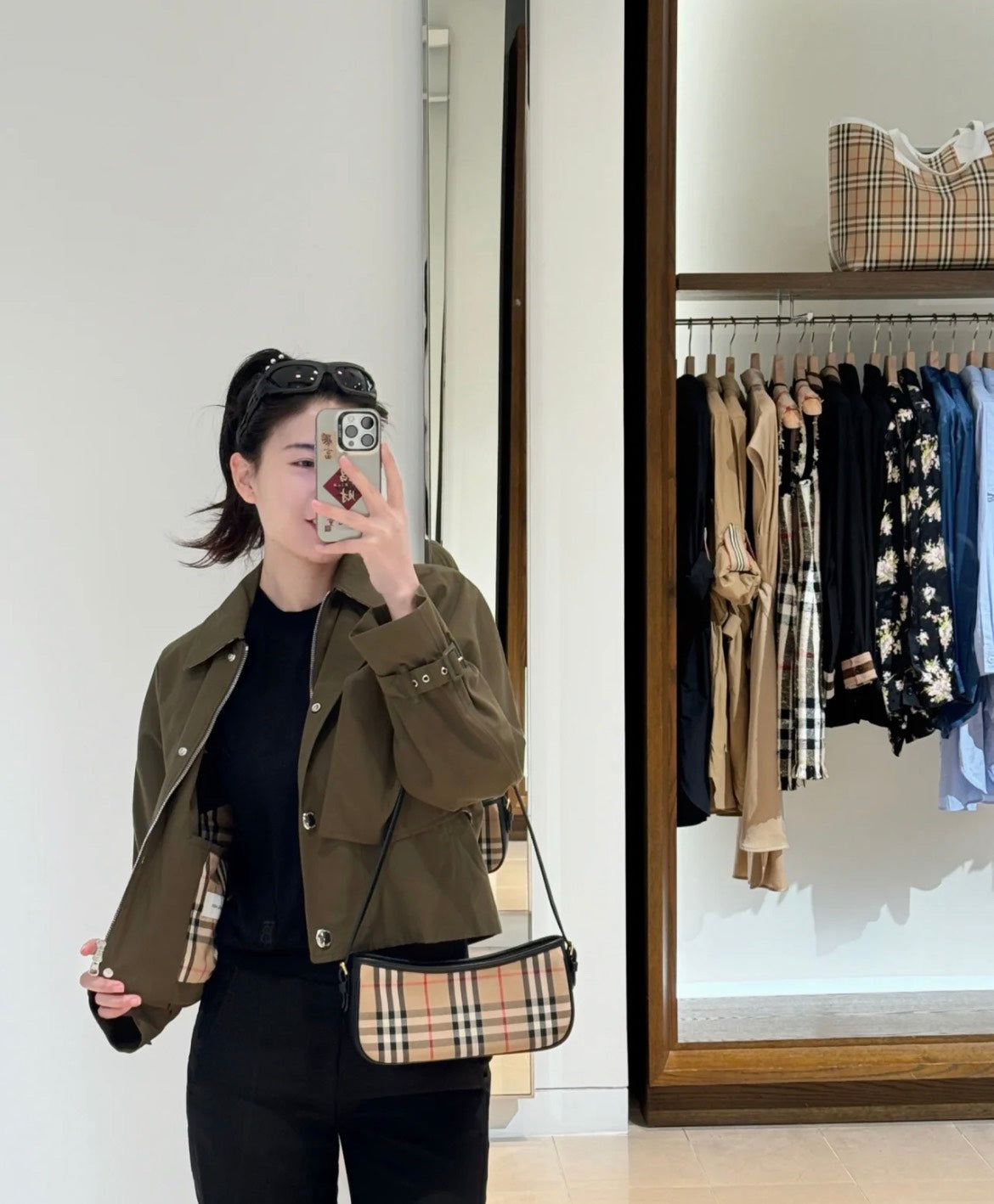 nữ đeo túi BURBERRY VINTAGE CHECKED CAMEL AND BLACK SLING 
80788371 