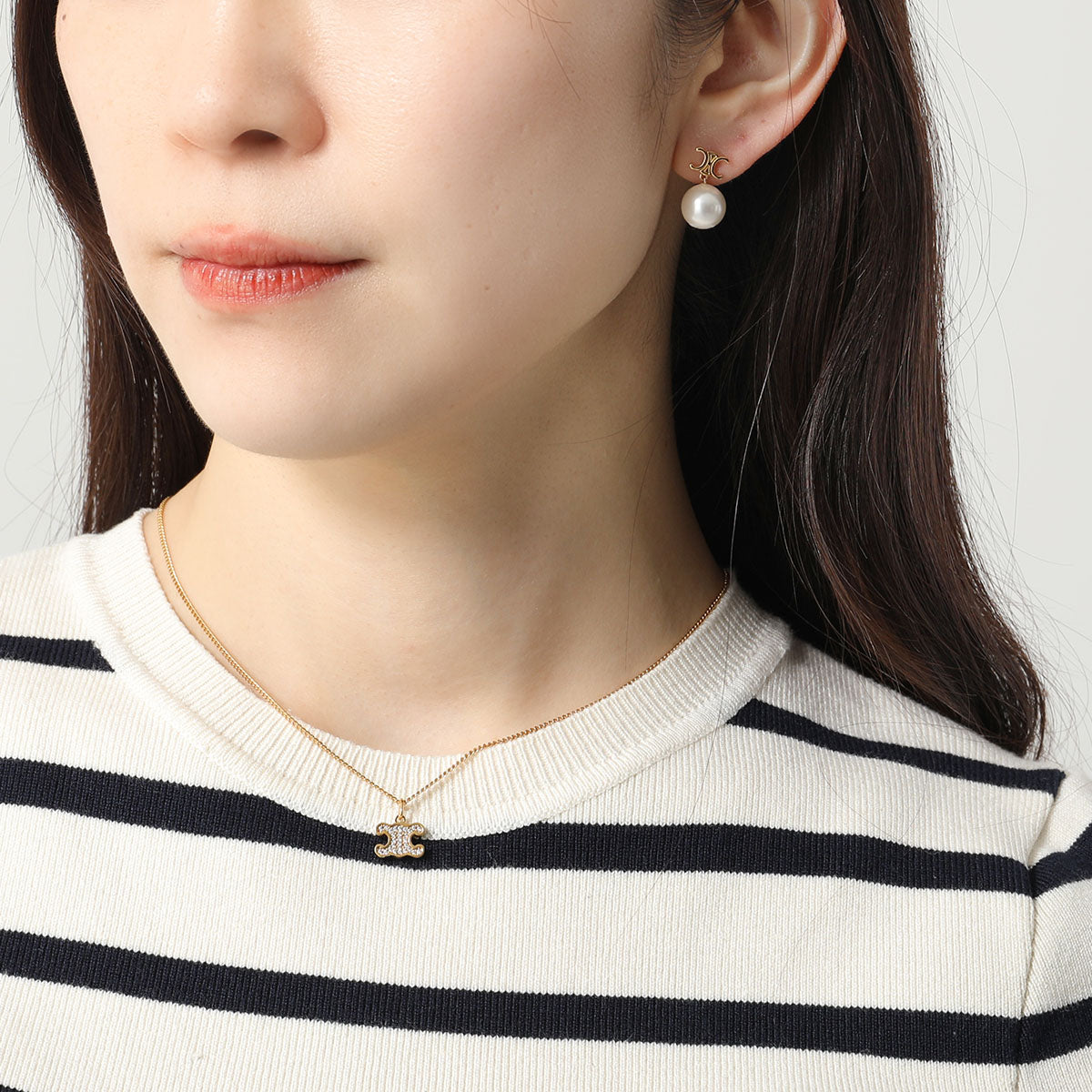 nữ đeo khuyên tai Celine Les Perles Earrings with Glass Pearls in Gold-Finish Brass 460TZ6BPE.01GI