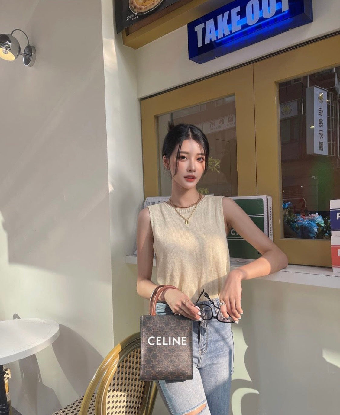 mẫu đeo wearing túi đeo chéo CELINE MINI VERTICAL CABAS IN TRIOMPHE CANVAS AND CALFSKIN WITH CELINE PRINT TAN 194372BZK 04LU authentic tại blankroom hà nội, việt nam