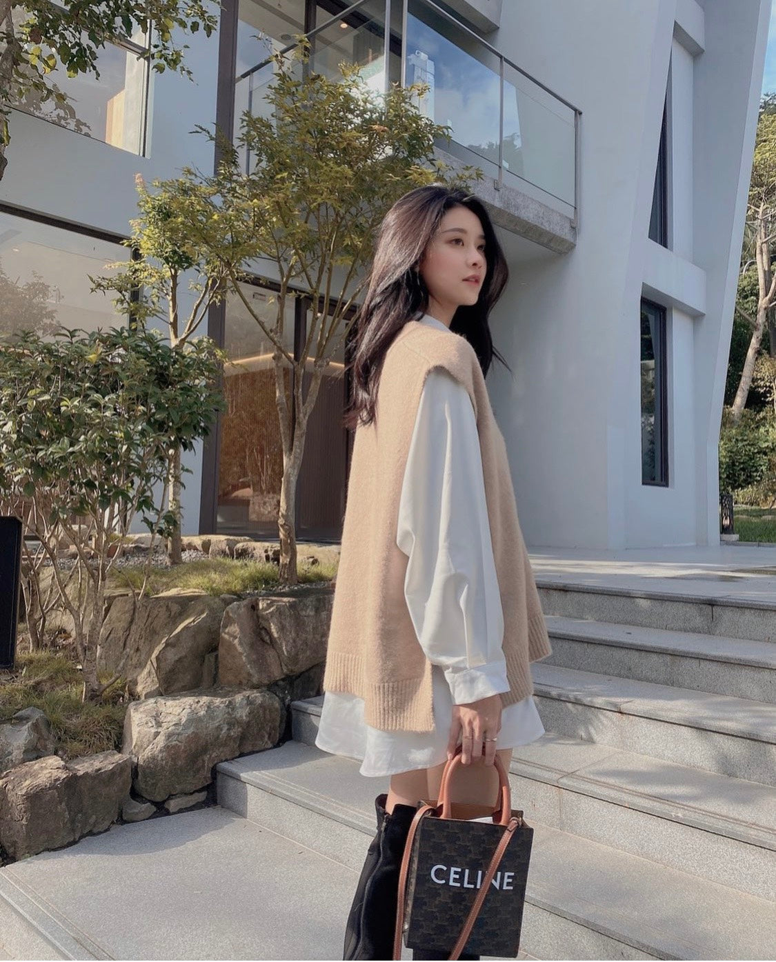 mẫu mang túi đeo chéo CELINE MINI VERTICAL CABAS IN TRIOMPHE CANVAS AND CALFSKIN WITH CELINE PRINT TAN 194372BZK 04LU authentic tại blankroom hà nội, việt nam