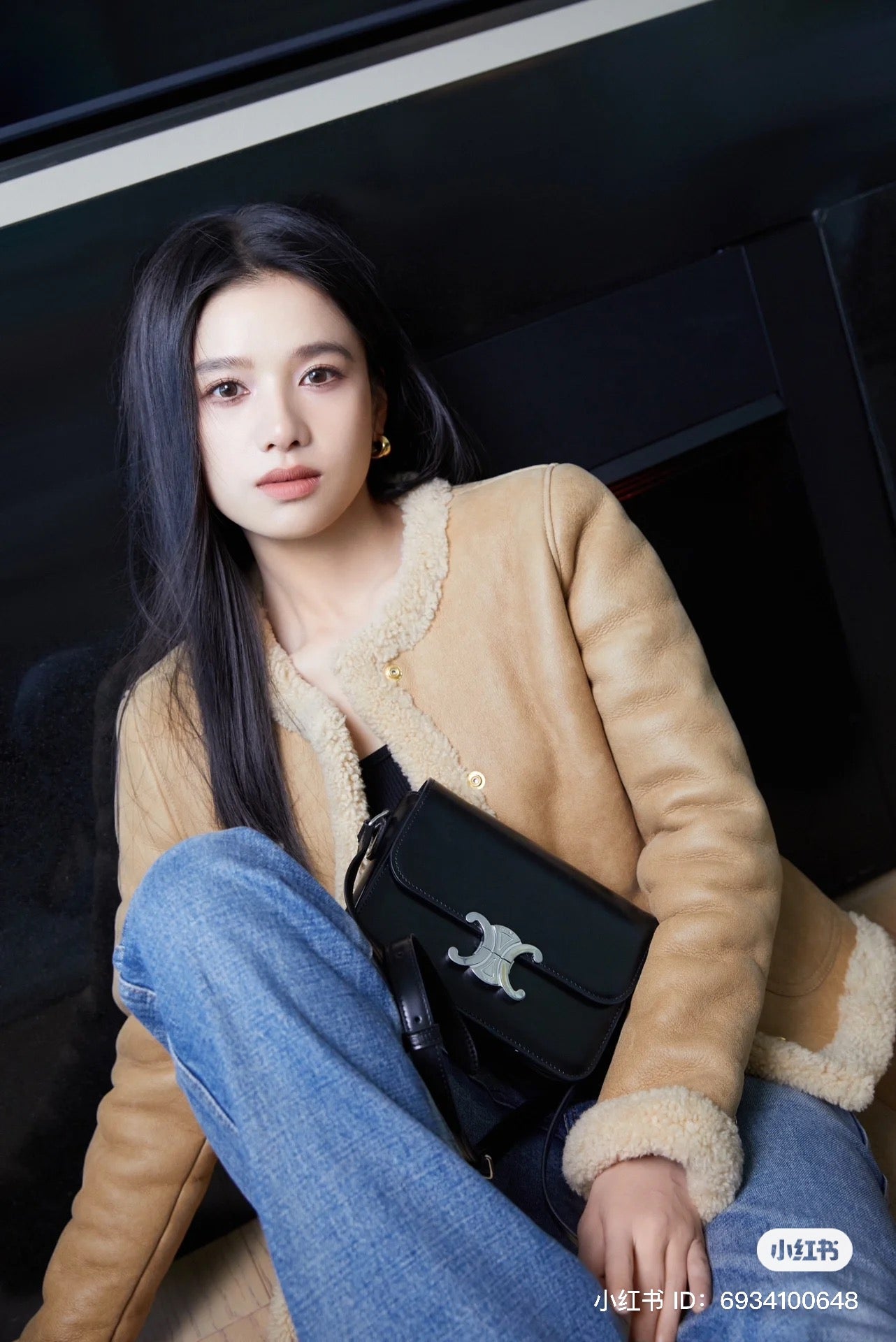 mẫu mang túi CELINE TEEN BLACK SILVER TRIOMPHE BAG IN SHINY CALFSKIN 188423BF4.38SI