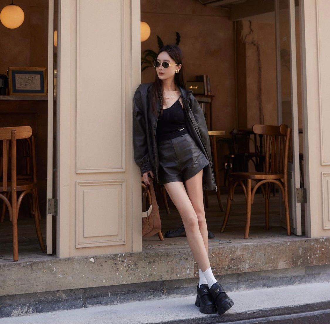 mẫu mang kính CELINE TRIOMPHE METAL 01 SUNGLASSES IN METAL GOLD / GREEN 4S235CMLB.35SG