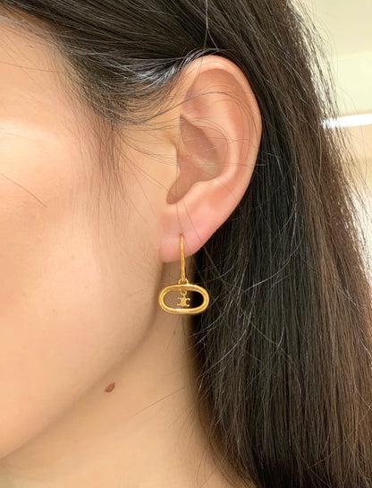 mẫu nữ wearing CELINE TRIOMPHE MOBILE EARRINGS IN BRASS WITH GOLD FINISHGOLD 46X556BRA.35OR authentic tại blankroom hà nội, việt nam