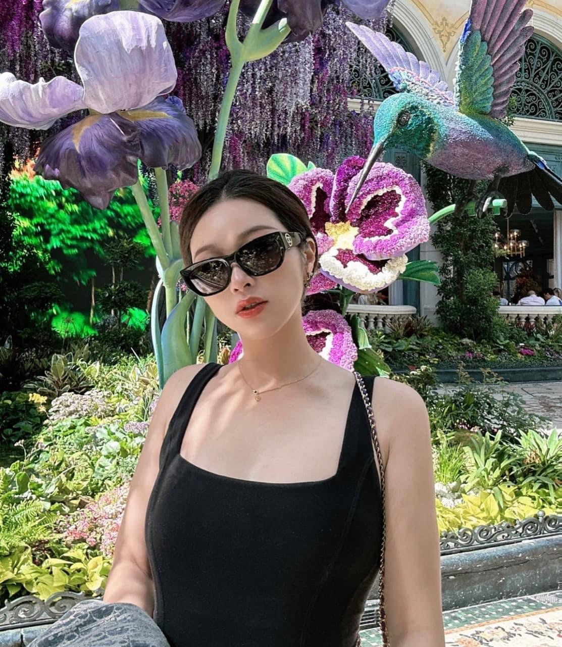 mẫu mang kính CHANEL CH5507 C622S8 SUNGLASSES BLACK